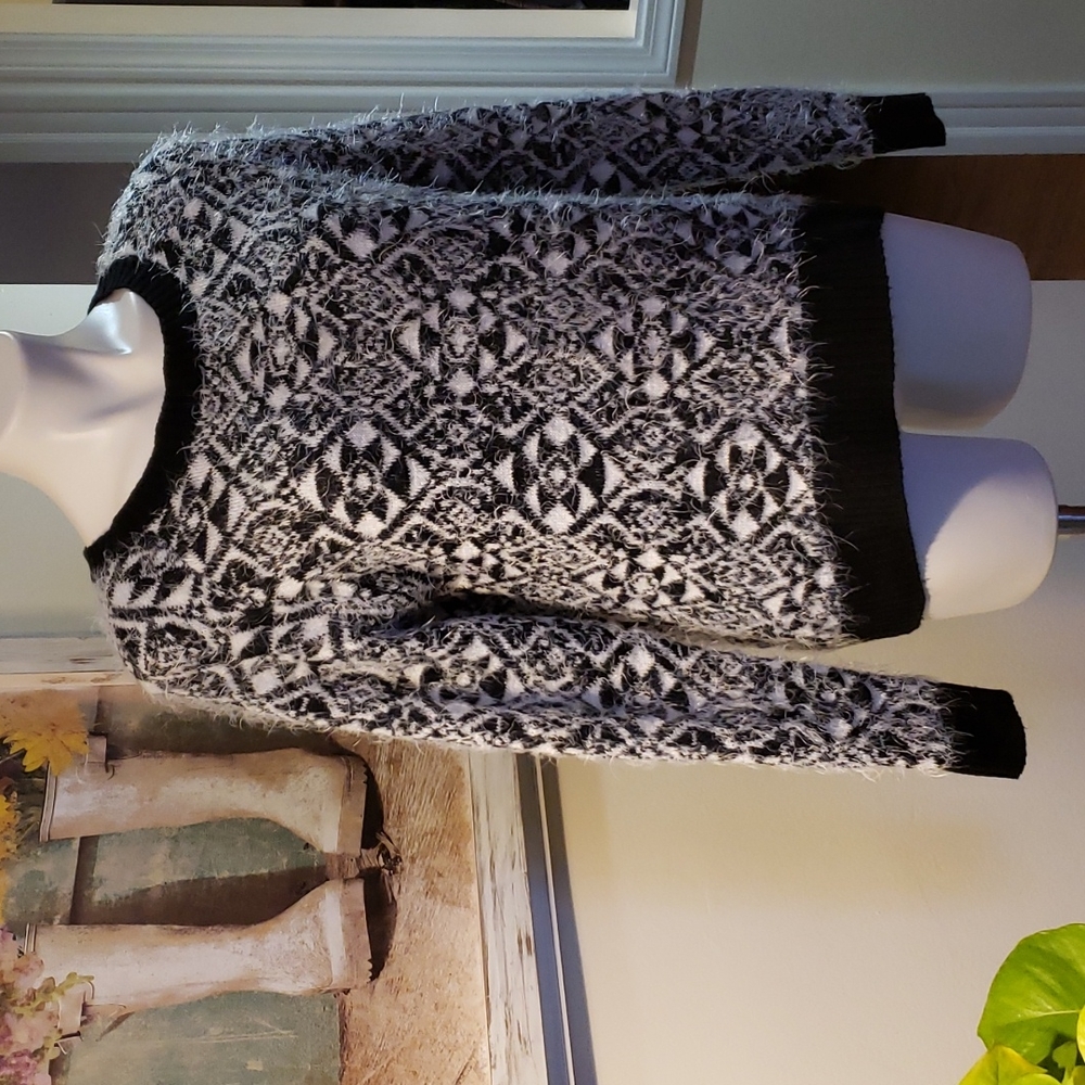 Joe Boxer Sweater - Picture 2 of 6